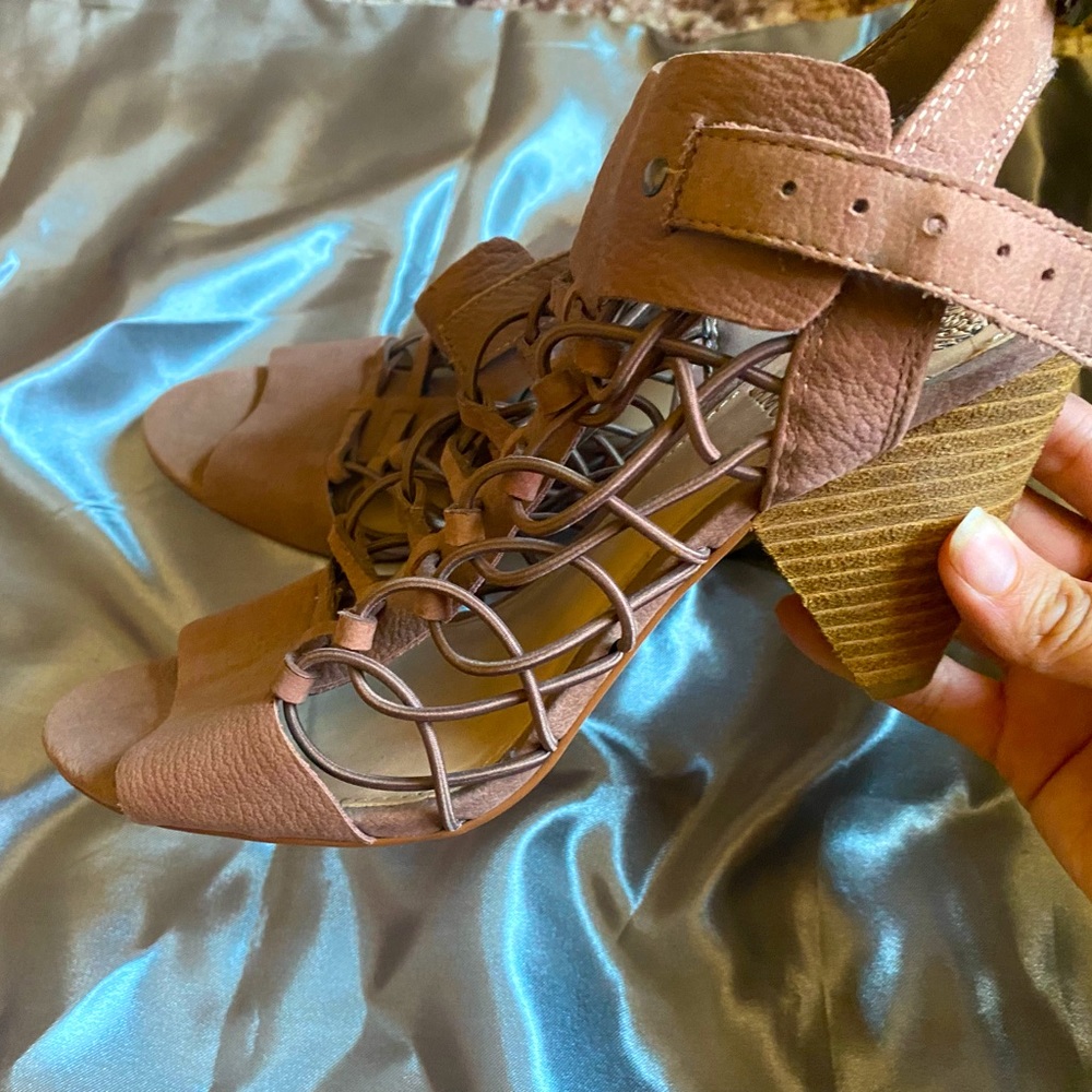 Vince Camuto Size 8 Tan with Cork Strappy Mid Heel